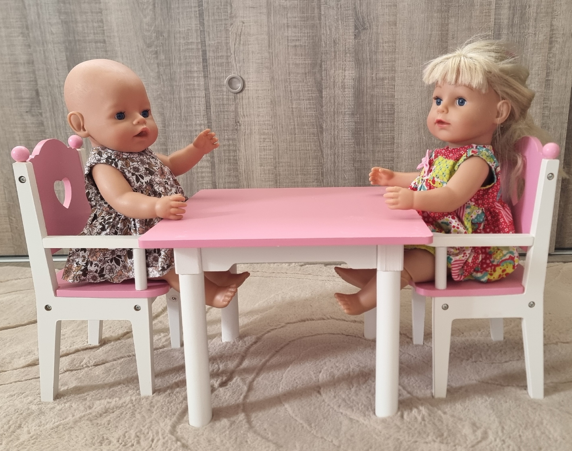 Poppenmeubels tafel met 2 stoelen.